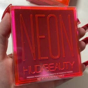 Huda Beauty Neon Pink Obsessions palette